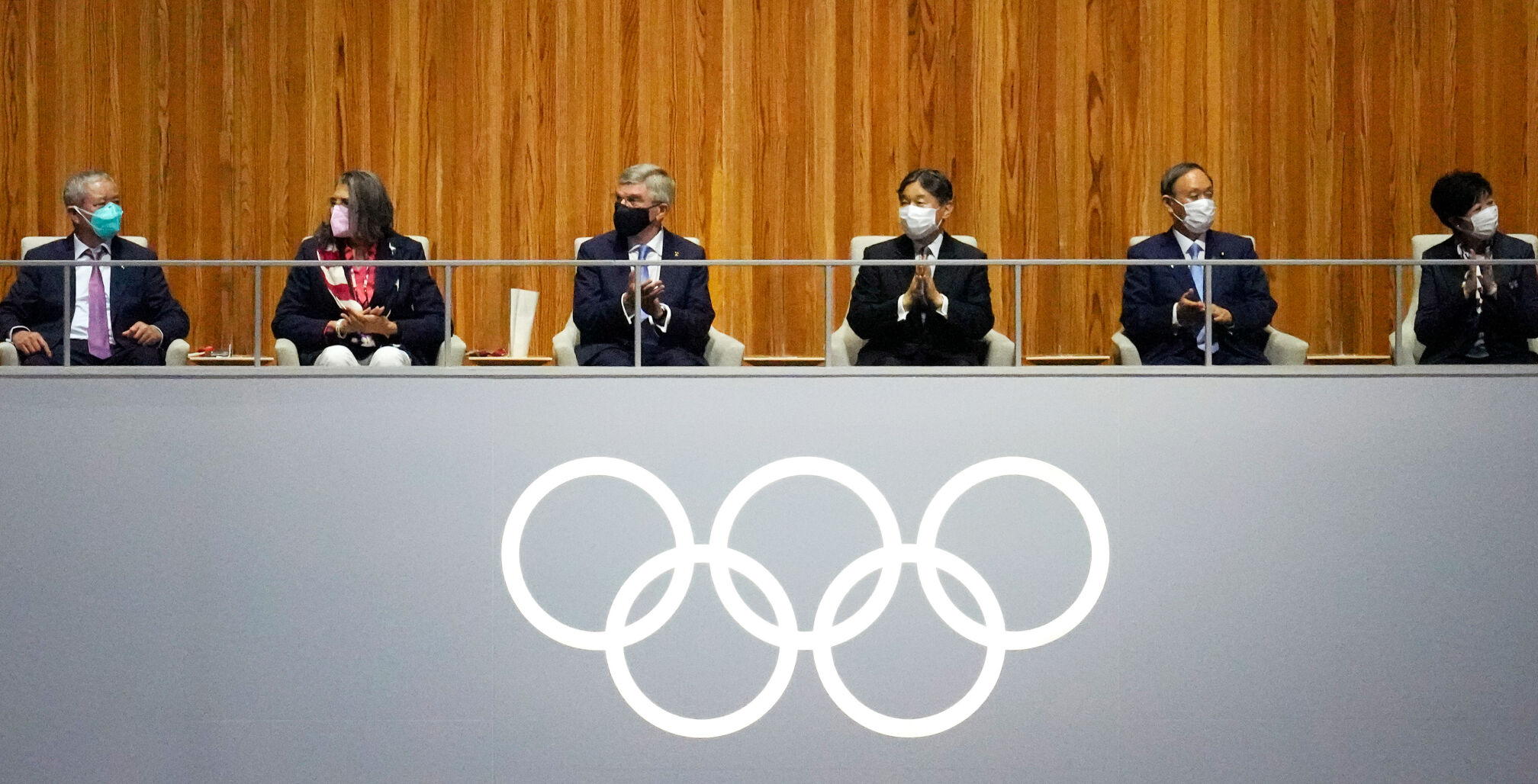 Emperor Naruhito sits alongside Thomas Bach